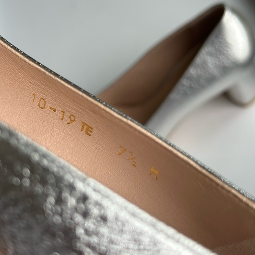 Stuart Weitzman Anicia Metallic Silver Leather Pumps Gold Logo Size 7.5 - Picture 12 of 16